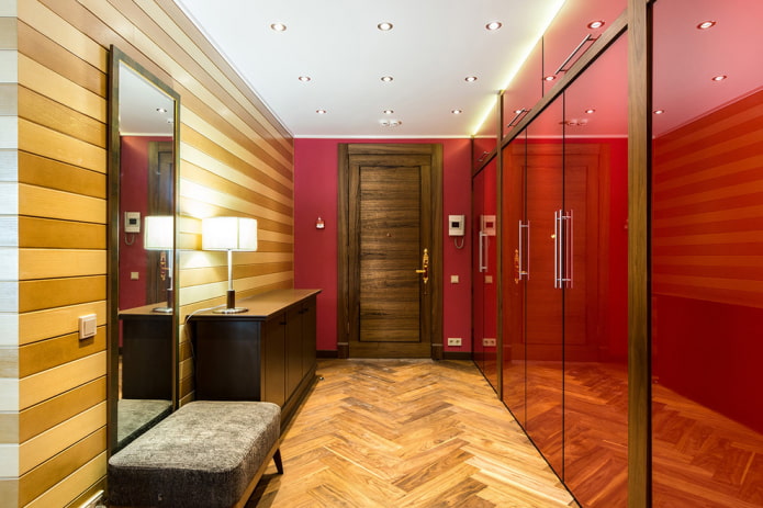 Armoire sur tout le mur dans un couloir