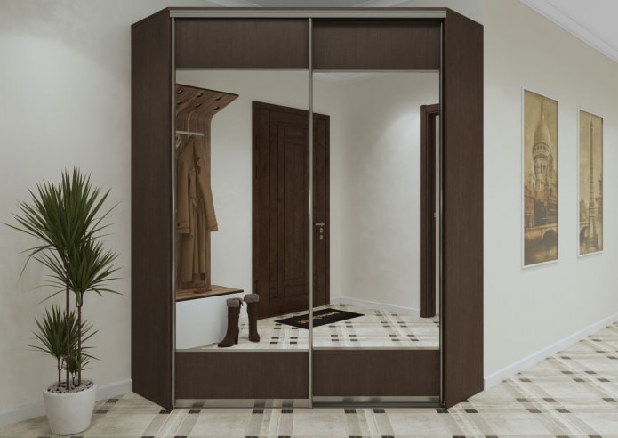 Armoire trapézoïdale dans un couloir