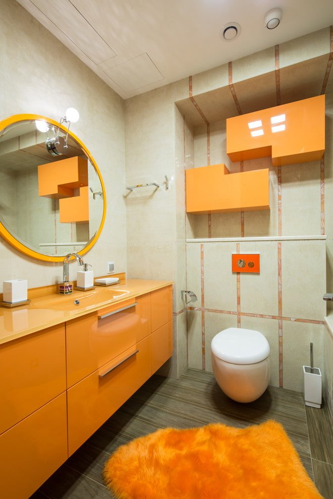 Armoire murale à l'intérieur des toilettes