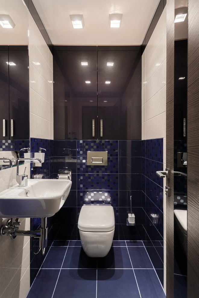 Armoire au-dessus de l'installation à l'intérieur des toilettes