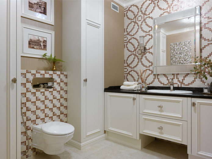 étagère à l'intérieur des toilettes