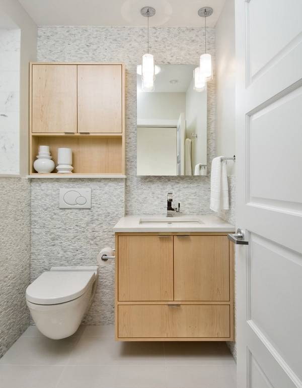 Armoire au-dessus de l'installation à l'intérieur des toilettes