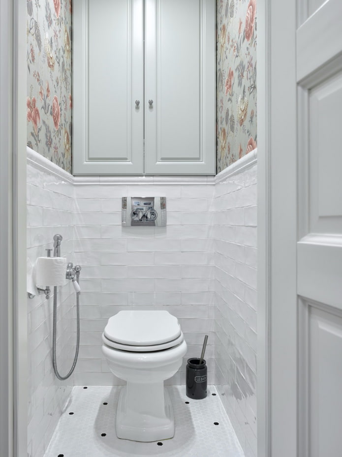 armoire dans les toilettes intérieures
