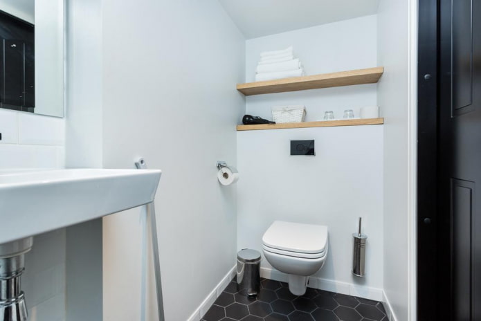 Étagères ouvertes à l'intérieur des toilettes