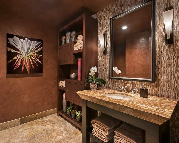 Armoire de rangement dans les toilettes