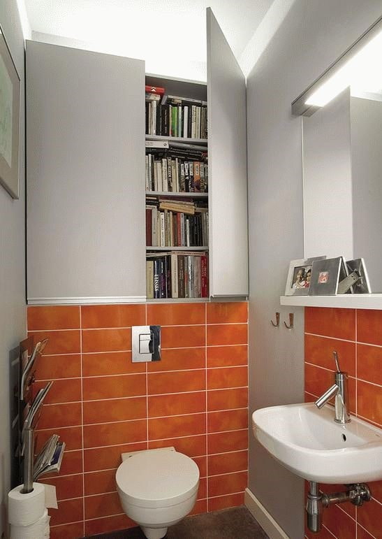 Armoire avec portes à l'intérieur des toilettes