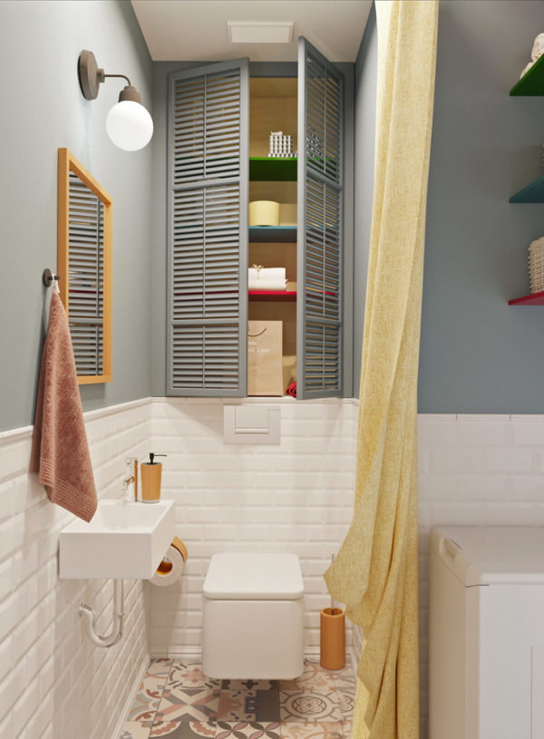 Armoire avec portes à l'intérieur des toilettes