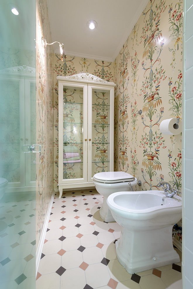 armoire avec photos à l'intérieur des toilettes