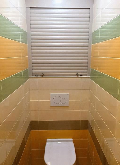 Volets roulants dans les toilettes