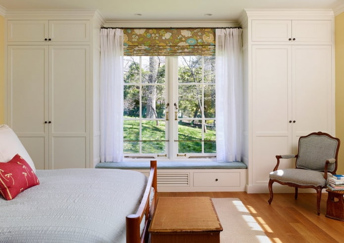 Armoires autour de la fenêtre dans la chambre