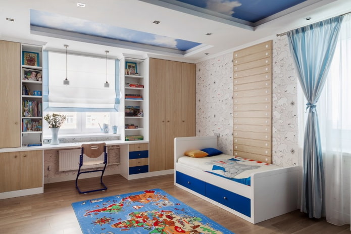 Armoires autour de la fenêtre à l'intérieur de la chambre d'enfant