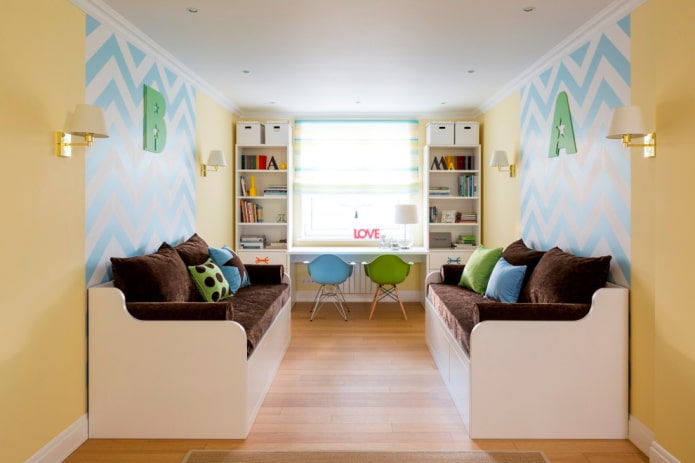Armoires autour de la fenêtre à l'intérieur de la chambre d'enfant