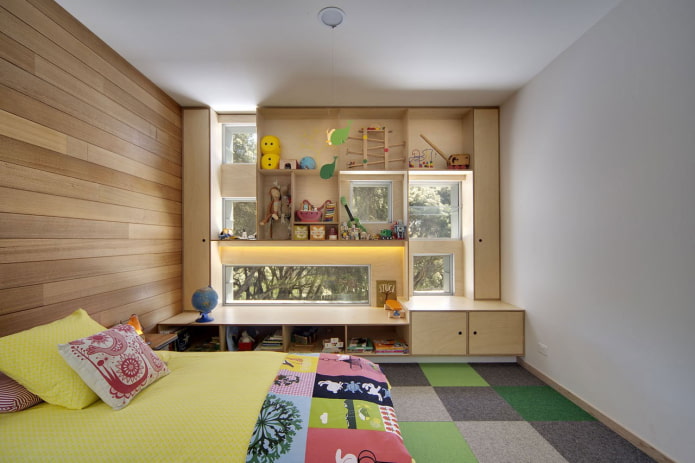 Armoires autour de la fenêtre à l'intérieur de la chambre d'enfant