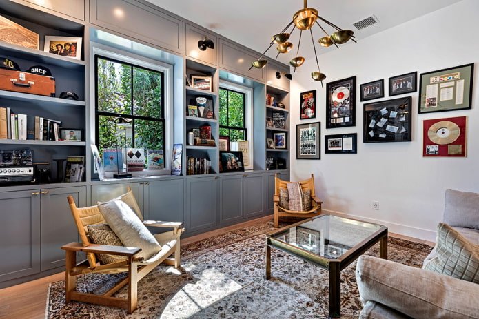 armoire à étagères ouvertes autour de la fenêtre à l'intérieur