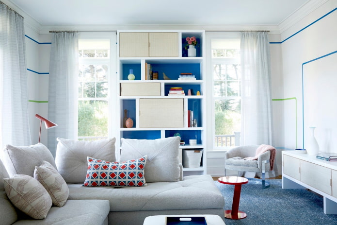 Armoire entre deux fenêtres à l'intérieur