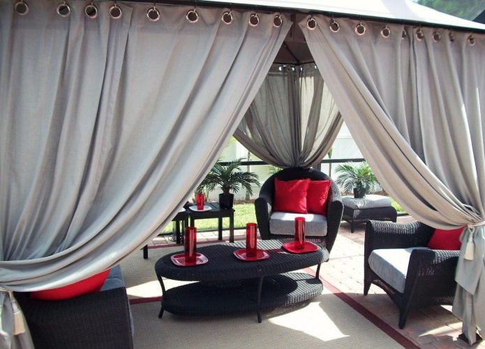 terrasse décorée de rideaux en acrylique