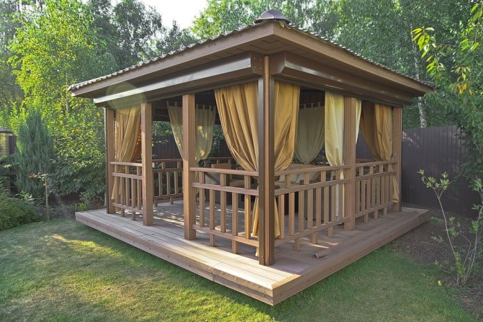 Rideaux en toile dans le gazebo