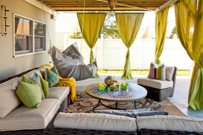 Rideaux en tissu sur la terrasse