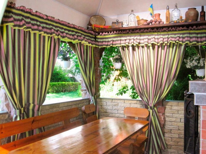 Rideaux en tissu dans le gazebo