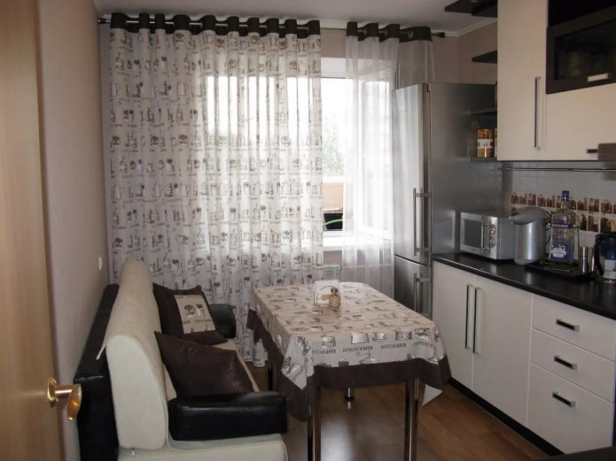 Rideaux et nappe du même style