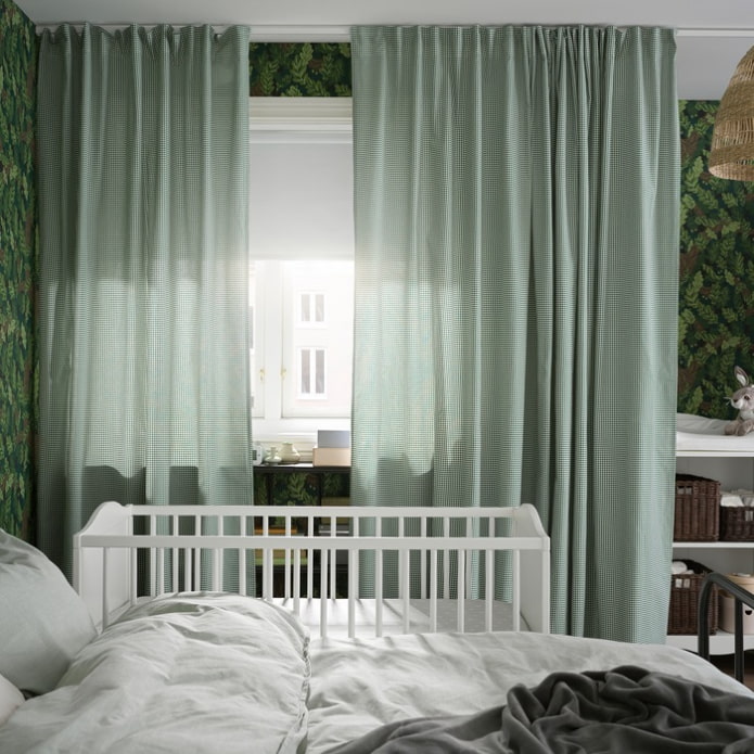 rideaux dans la chambre d'enfant