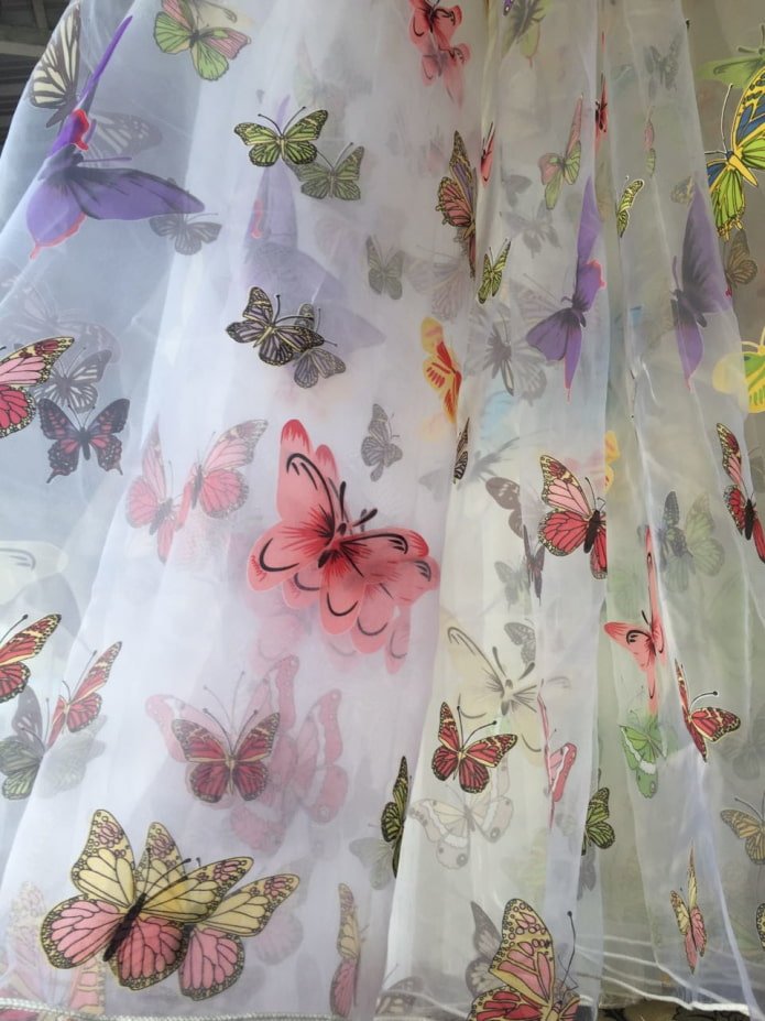 rideaux translucides avec un motif en forme de papillons