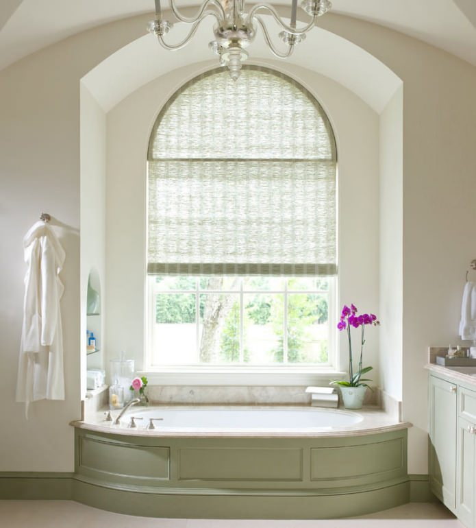 Fenêtre cintrée dans la salle de bain