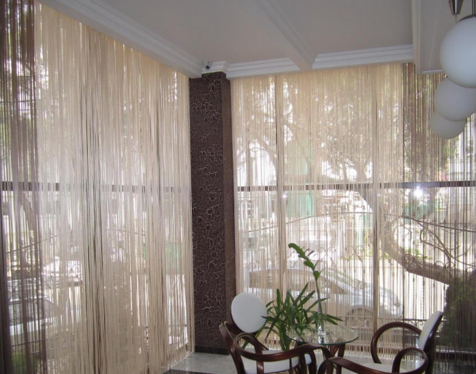rideaux de fils sur la loggia