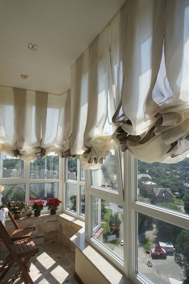 Rideaux courts sur la loggia