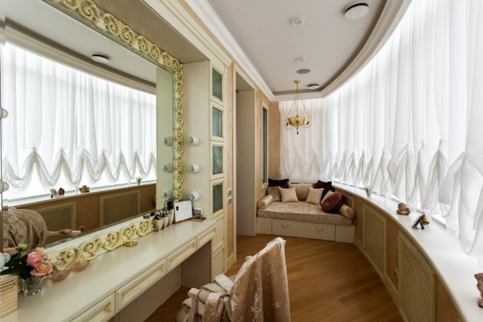 rideaux sur la loggia dans un style classique
