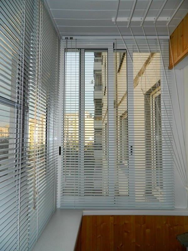 Stores horizontaux sur fenêtres de balcon coulissantes
