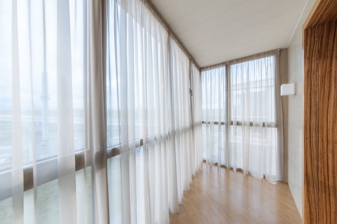 rideaux blancs à l'intérieur du balcon