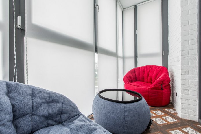 Stores enrouleurs à l'intérieur de la loggia