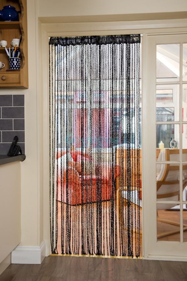 rideaux suspendus sur la porte à l'intérieur