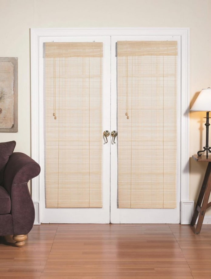 Rideaux sur la porte à l'intérieur