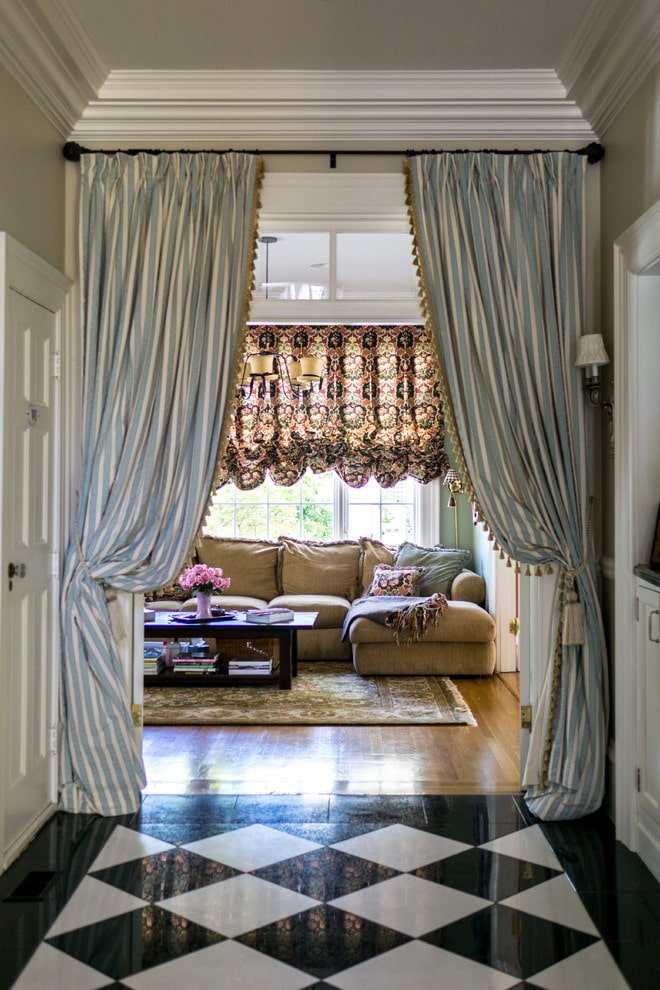 rideaux sur les portes dans l'intérieur du salon