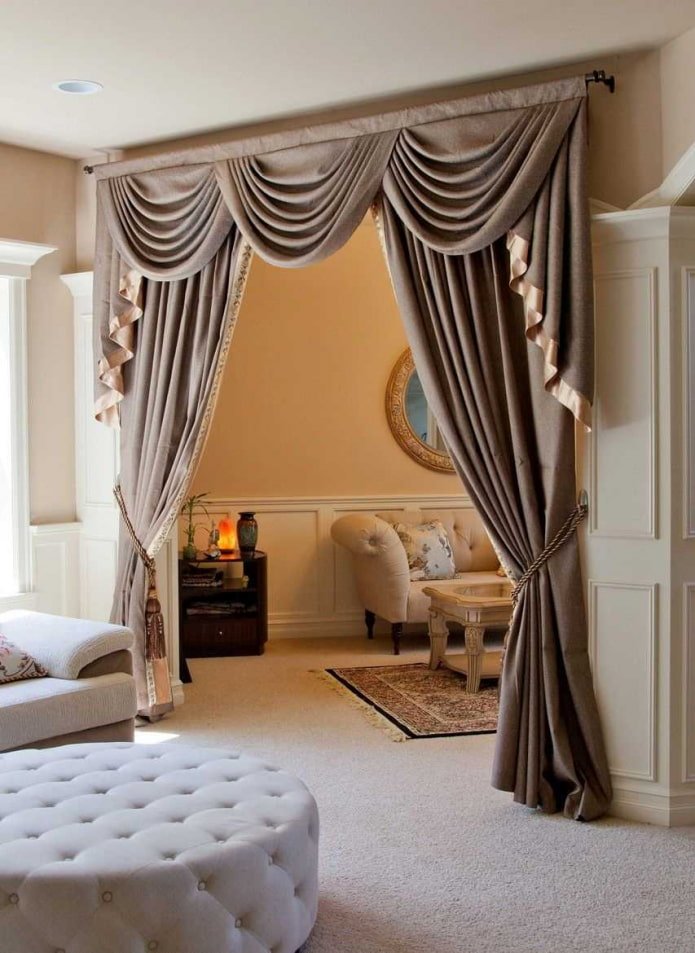 rideaux sur les portes dans l'intérieur du salon