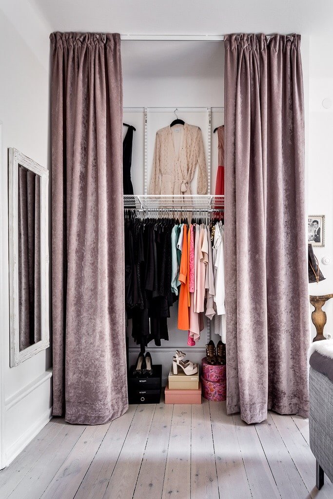 rideaux sur la porte dans le dressing