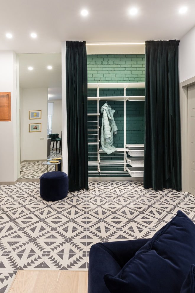 rideaux sur la porte dans le dressing