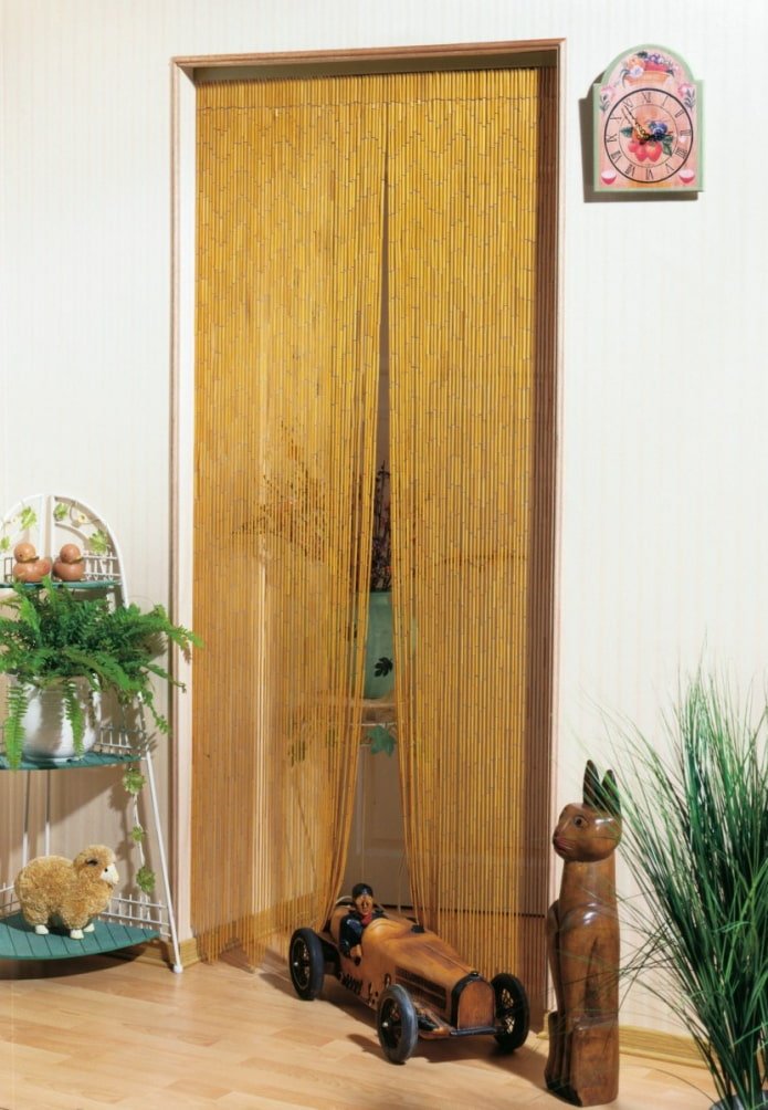 Rideaux en bois sur la porte à l'intérieur