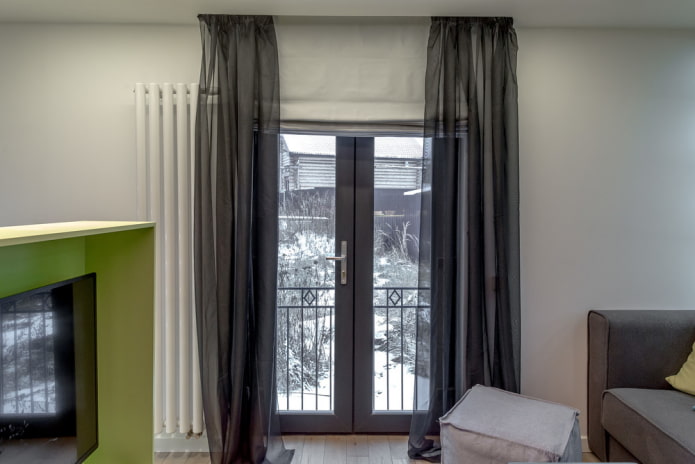 Rideaux sur une porte vitrée à l'intérieur
