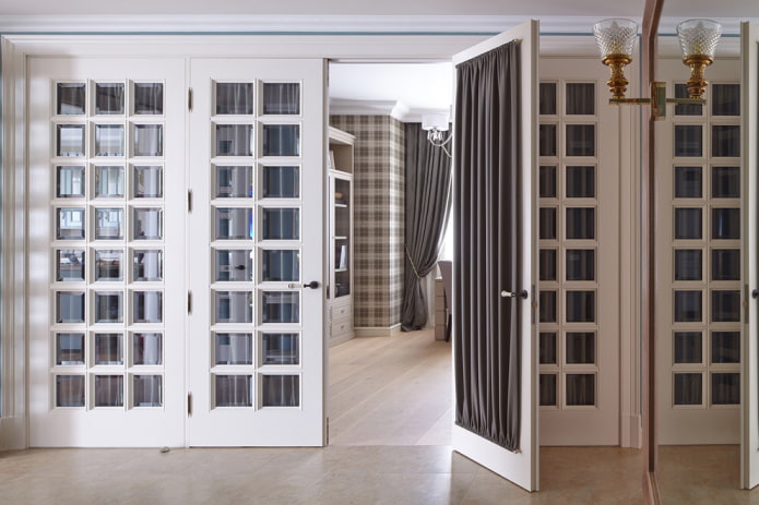 Rideaux sur une porte vitrée à l'intérieur