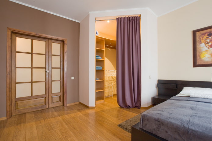 rideaux sur la porte dans le dressing