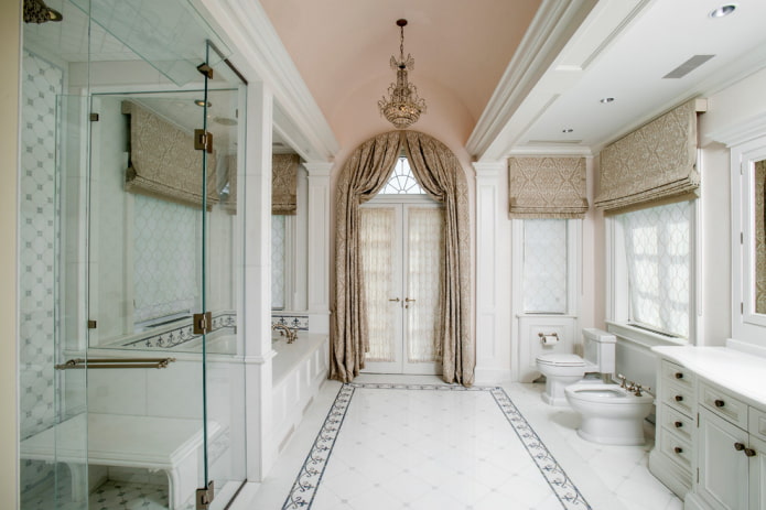 rideaux sur la porte dans un style classique 