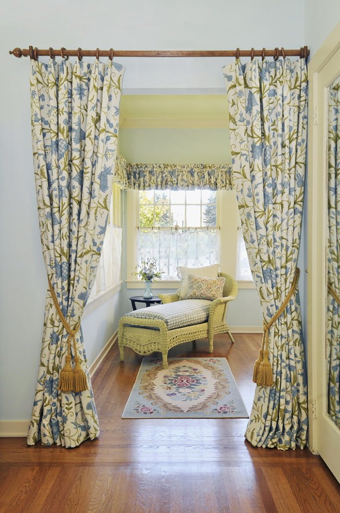rideaux sur la porte dans un style campagnard