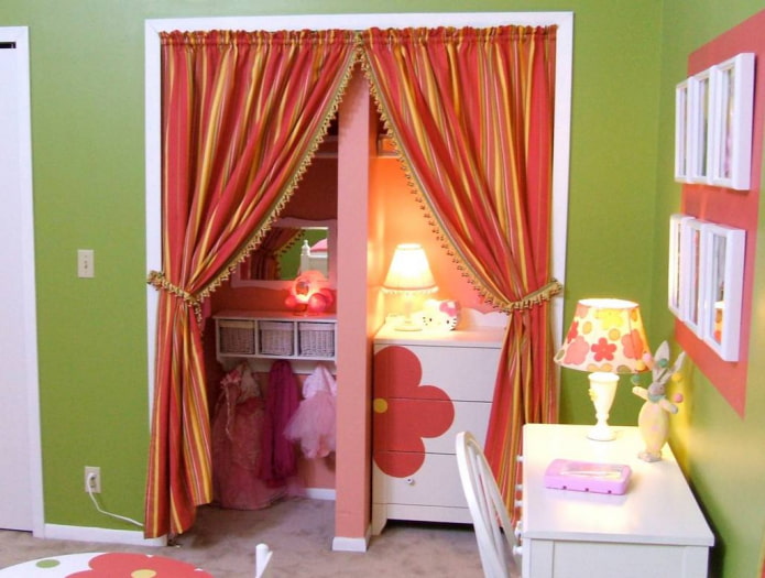 rideaux sur la porte à l'intérieur de la chambre d'enfant
