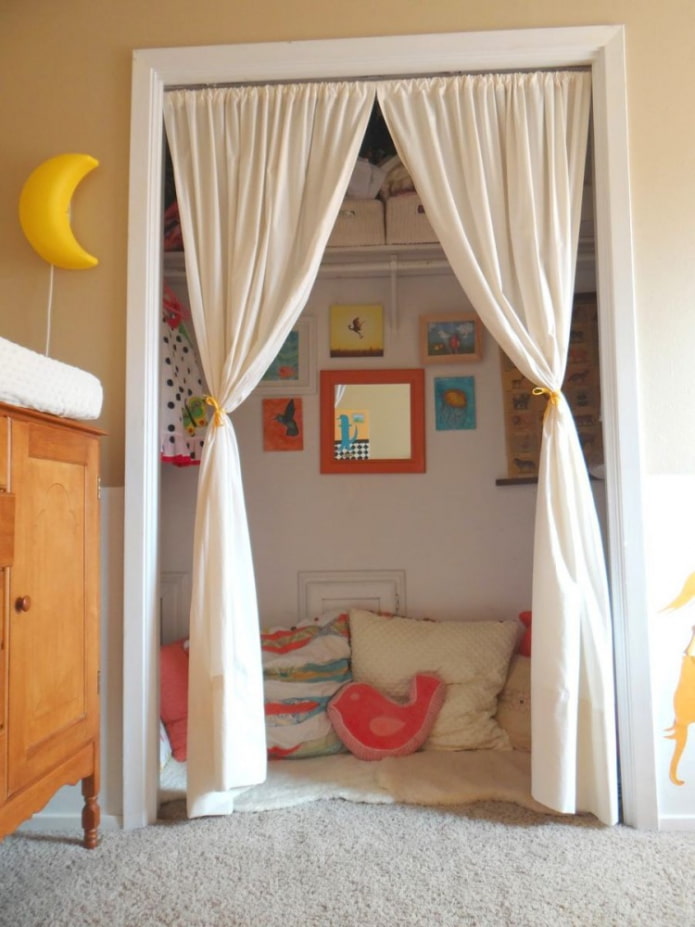 rideaux sur la porte à l'intérieur de la chambre d'enfant