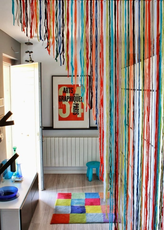 Rideaux sur la porte dans le salon