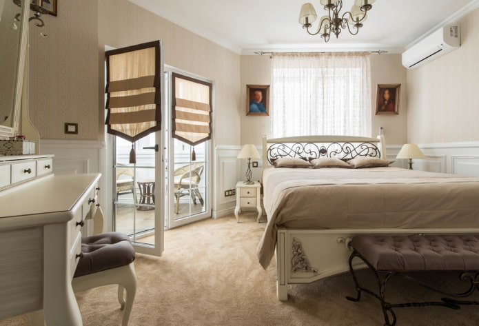rideaux de porte dans une chambre