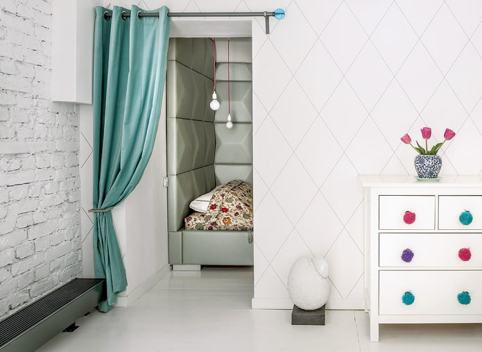 Rideaux à œillets sur la porte à l'intérieur